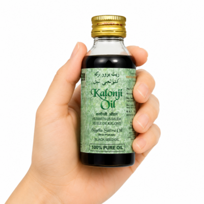 Botella de Kalonji Oil 100% puro (aceite de semilla negra o Nigella sativa) sobre fondo blanco, aceite tradicional utilizado en Ayurveda para el bienestar general, la piel y el cabello.
