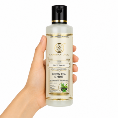 Khadi Natural Green Tea & Mint Body Wash 210 ml gel de baño ayurvédico refrescante con té verde y menta sobre fondo blanco