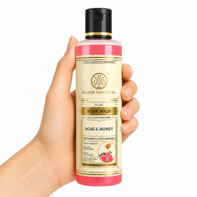 Khadi Natural Body Wash Rose & Honey 210 ml gel de baño ayurvédico hidratante con rosa y miel sobre fondo blanco