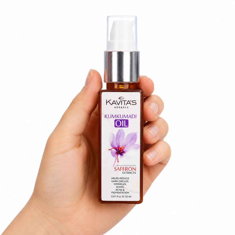 Mano neutra sujetando Kumkumadi Thailam de Kavita's Herbals 50 ml sobre fondo blanco, aceite facial ayurvédico con azafrán para iluminar y revitalizar la piel.