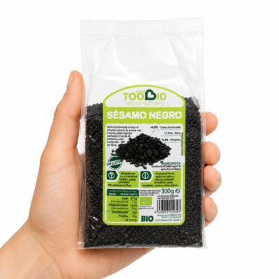 Bolsa de Sésamo Negro Bio TooBio 300 g sobre fondo blanco, semillas ecológicas ricas en calcio, hierro, fibra y antioxidantes para una alimentación saludable y ayurvédica.