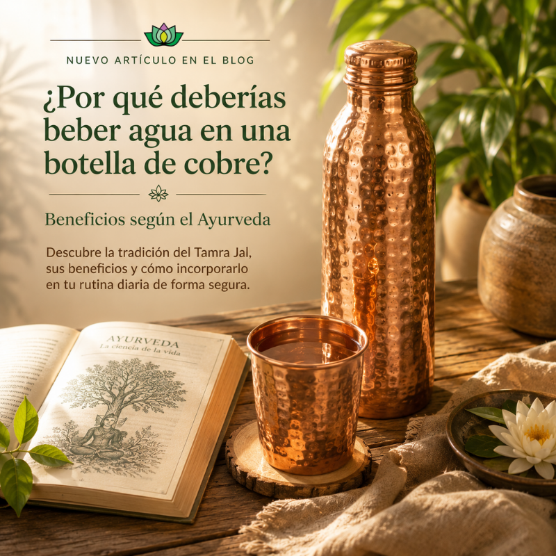 Botella de cobre sobre una mesa de madera junto a un vaso de agua y elementos ayurvédicos, representando el Tamra Jal y los beneficios tradicionales del Ayurveda.