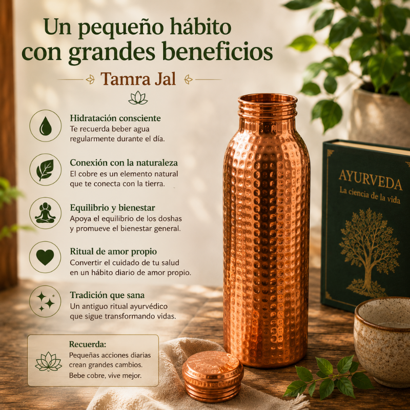 Botella de cobre junto a un libro de Ayurveda y elementos naturales, representando el Tamra Jal como un hábito diario para favorecer el bienestar y la hidratación consciente.