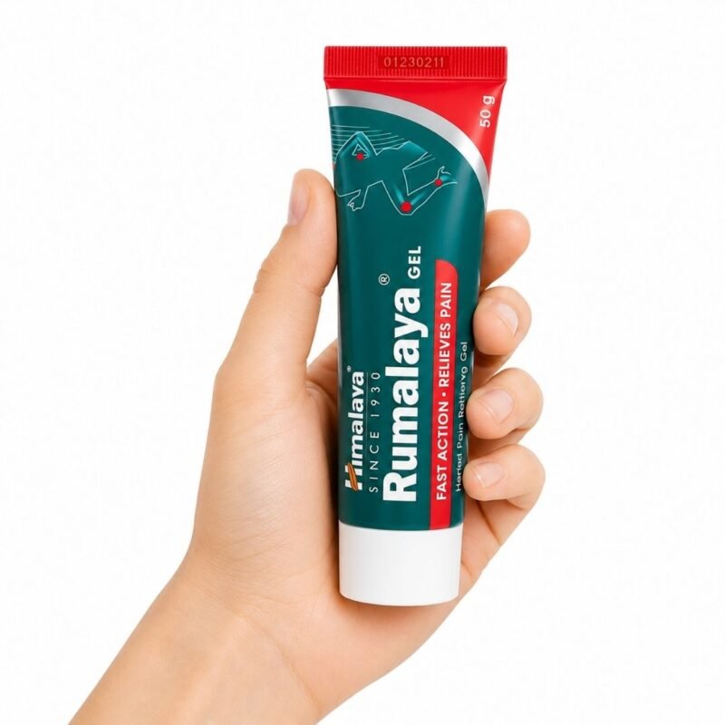 Mano sosteniendo el Gel Rumalaya Himalaya de 50 g junto a su caja original sobre fondo blanco.