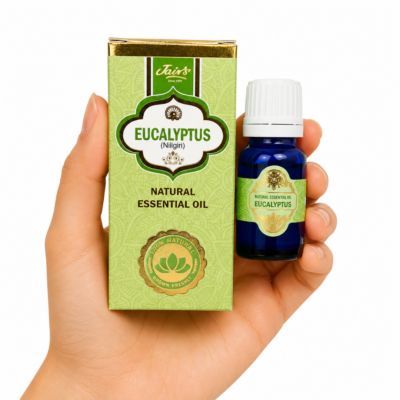 * Mano sosteniendo el Aceite Esencial de Eucalipto Jains junto a su caja original sobre fondo blanco.