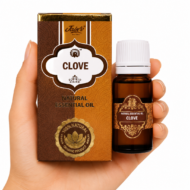 * Mano sosteniendo el Aceite Esencial de Clavo Jains junto a su caja original sobre fondo blanco.