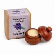 Perfume Sólido Patchouli Jains presentado con su elegante envase de madera y caja original, mostrando el tamaño real del producto.