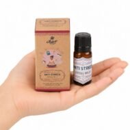 Mano sosteniendo las Gotas Mágicas Antiestrés de Jains con frasco y caja original sobre fondo blanco.