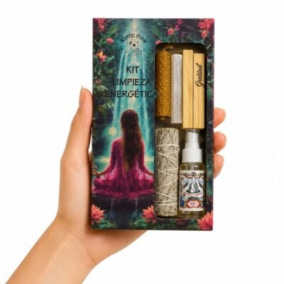 Mano sosteniendo el Kit de Limpieza Energética Mystic Flow con salvia blanca, palo santo, selenita, vela de cera de abeja y agua floral sobre fondo blanco.