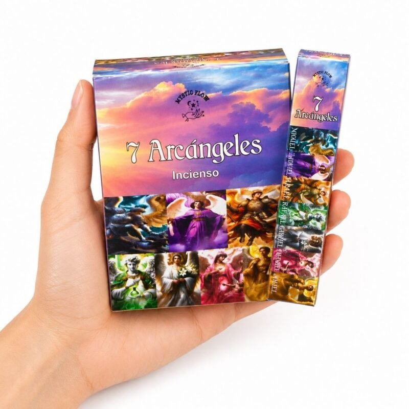 Mano sosteniendo el pack de Incienso 7 Arcángeles Mystic Flora con caja y varillas sobre fondo blanco.