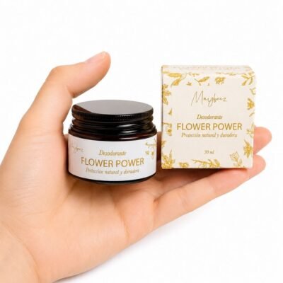 Mano sosteniendo el Desodorante Natural Flower Power Mayboez de 30 ml con su caja original sobre fondo blanco.