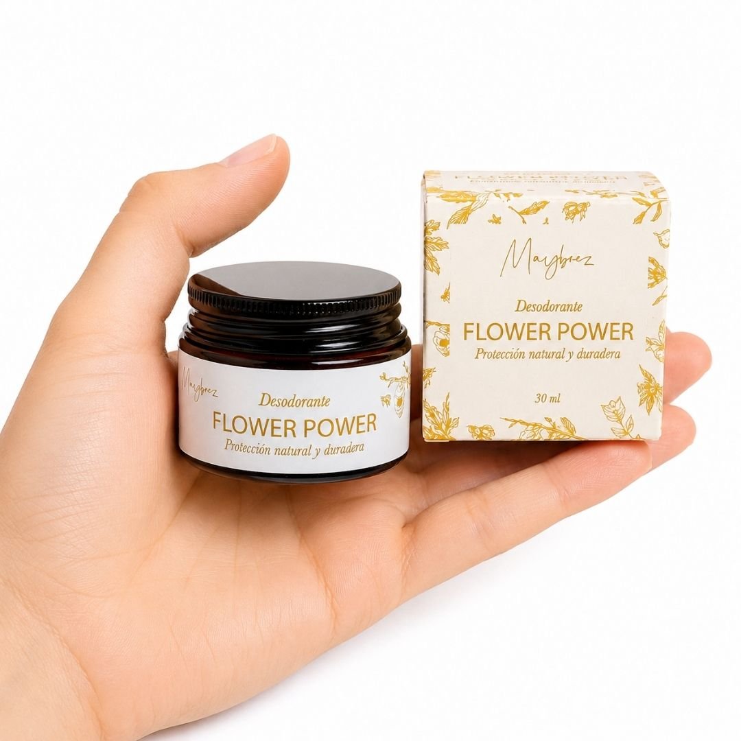 TGL 26 01 - Web - TGL-MB-3010 - Desodorante Flower Power Mano sosteniendo el Desodorante Natural Flower Power Mayboez de 30 ml con su caja original sobre fondo blanco.