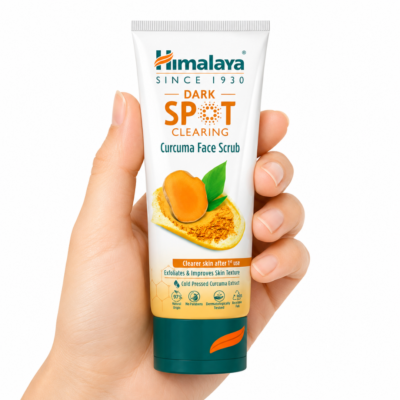 Exfoliante Facial Himalaya Dark Spot Clearing Curcuma Face Scrub con cúrcuma para ayudar a reducir manchas oscuras y mejorar la textura de la piel.