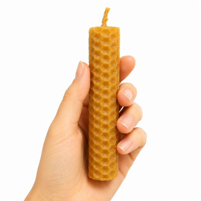 Vela artesanal de miel elaborada con cera de abeja natural de 10 cm con diseño de panal.