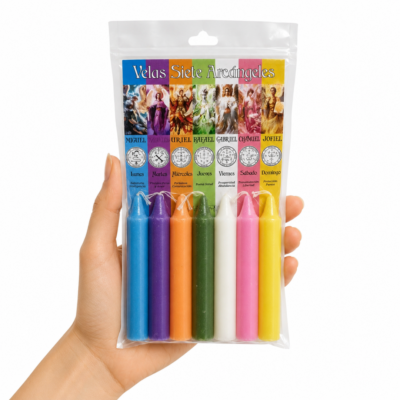 Mano sosteniendo un set de Velas de los Siete Arcángeles con siete velas de colores para oración, meditación y práctica espiritual sobre fondo blanco.