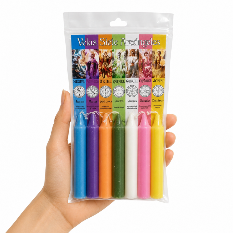 Mano sosteniendo un set de Velas de los Siete Arcángeles con siete velas de colores para oración, meditación y práctica espiritual sobre fondo blanco.