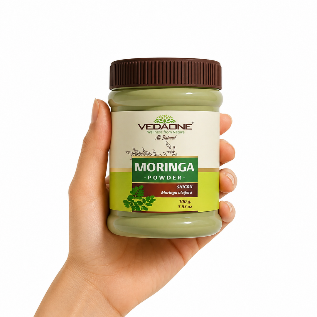 TGL'26 01 - Web - TGL-VD1-0339 - Moringa en Polvo Envase de Moringa en Polvo VedaOne de 100 gramos sostenido por una mano sobre fondo blanco. Producto natural elaborado exclusivamente con hojas de Moringa oleifera, utilizado como complemento alimenticio dentro de una dieta equilibrada.
