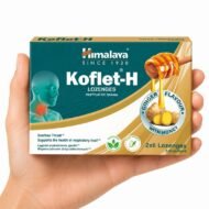 Koflet-H Jengibre con Miel de Himalaya 12 pastillas sostenido en una mano sobre fondo blanco