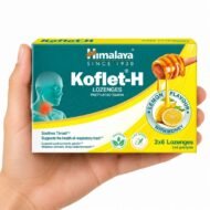Koflet-H Limón con Miel de Himalaya 12 pastillas sostenido en una mano sobre fondo blanco