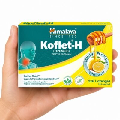 Koflet-H Limón con Miel de Himalaya 12 pastillas sostenido en una mano sobre fondo blanco