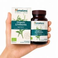 Gymnema Orgánico de Himalaya 60 caplets sostenido en una mano sobre fondo blanco