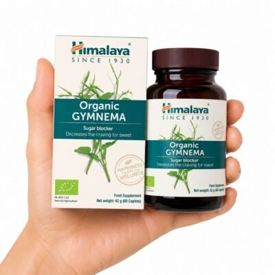Gymnema Orgánico de Himalaya 60 caplets sostenido en una mano sobre fondo blanco