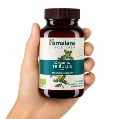 Tribulus Orgánico de Himalaya 60 caplets sostenido en una mano sobre fondo blanco