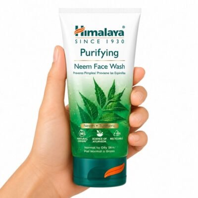 Mano sosteniendo el Limpiador Facial de Neem Himalaya Purifying Neem Face Wash con Neem y Cúrcuma sobre fondo blanco.