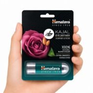 Mano sosteniendo Kajal Eye Definer Almond & Rose de Himalaya