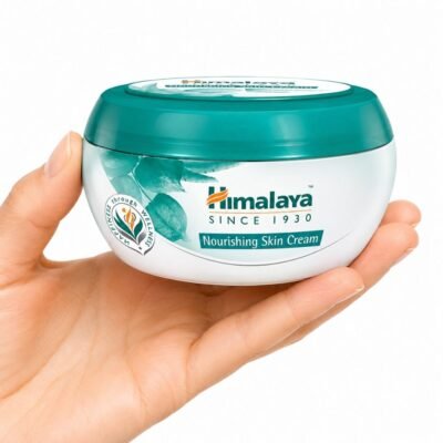 Crema Nutritiva Hidratante Nourishing Skin Cream de Himalaya sostenida en una mano sobre fondo blanco