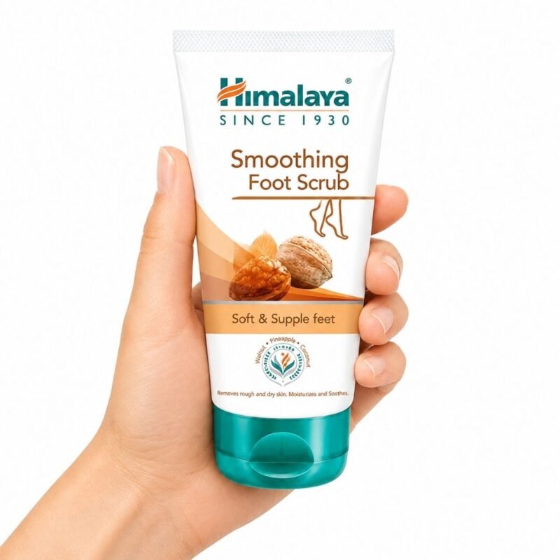 Exfoliante para el Cuidado de Pies Smoothing Foot Scrub de Himalaya sostenido en una mano sobre fondo blanco