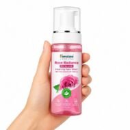 Limpiador Facial Rosa Micelar en Espuma Rose Radiance de Himalaya sostenido en una mano sobre fondo blanco