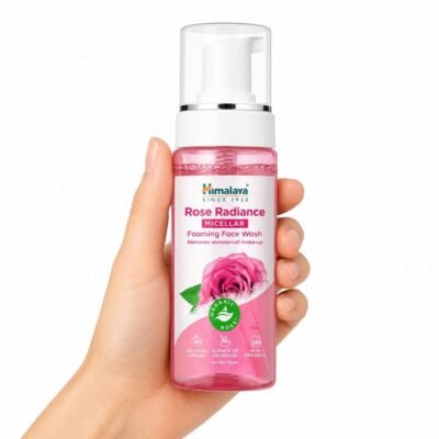 Limpiador Facial Rosa Micelar en Espuma Rose Radiance de Himalaya sostenido en una mano sobre fondo blanco
