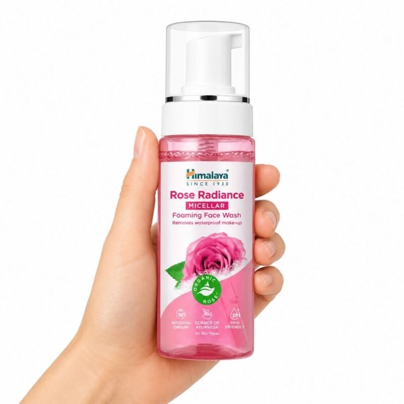 Limpiador Facial Rosa Micelar en Espuma Rose Radiance de Himalaya sostenido en una mano sobre fondo blanco