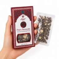 Mano sosteniendo Pure Benzoin de Jain’s, resina natural de benjuí para quemar como incienso