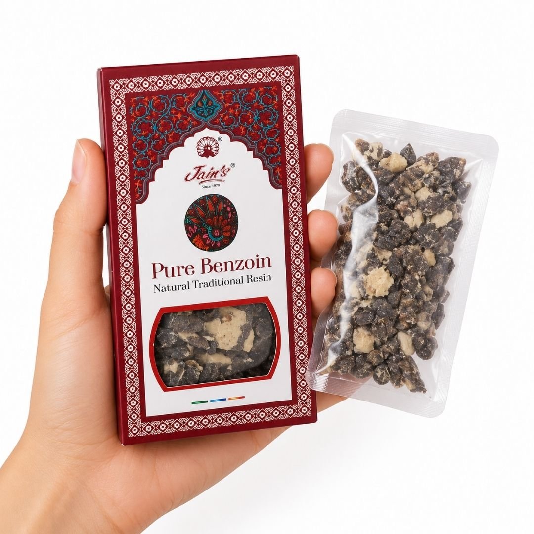 TGL 26 01 - Web - PWP-JAI-0201 - Pure Benzoin, Benjui Mano sosteniendo Pure Benzoin de Jain’s, resina natural de benjuí para quemar como incienso