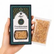 Mano sosteniendo Frankincense Resin de Jain’s, resina tradicional de olíbano para quemar como incienso