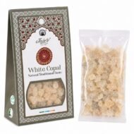 White Copal Resin de Jain’s con caja y fragmentos de resina de copal blanco sobre fondo blanco