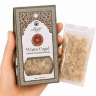 Mano sosteniendo White Copal Resin de Jain’s, resina aromática tradicional de copal blanco sobre fondo blanco