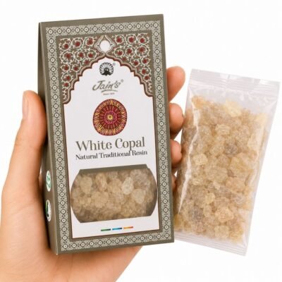 Mano sosteniendo White Copal Resin de Jain’s, resina aromática tradicional de copal blanco sobre fondo blanco