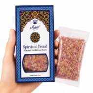 Mano sosteniendo Spiritual Blend Resin de Jain’s con mezcla de resinas aromáticas tradicionales sobre fondo blanco