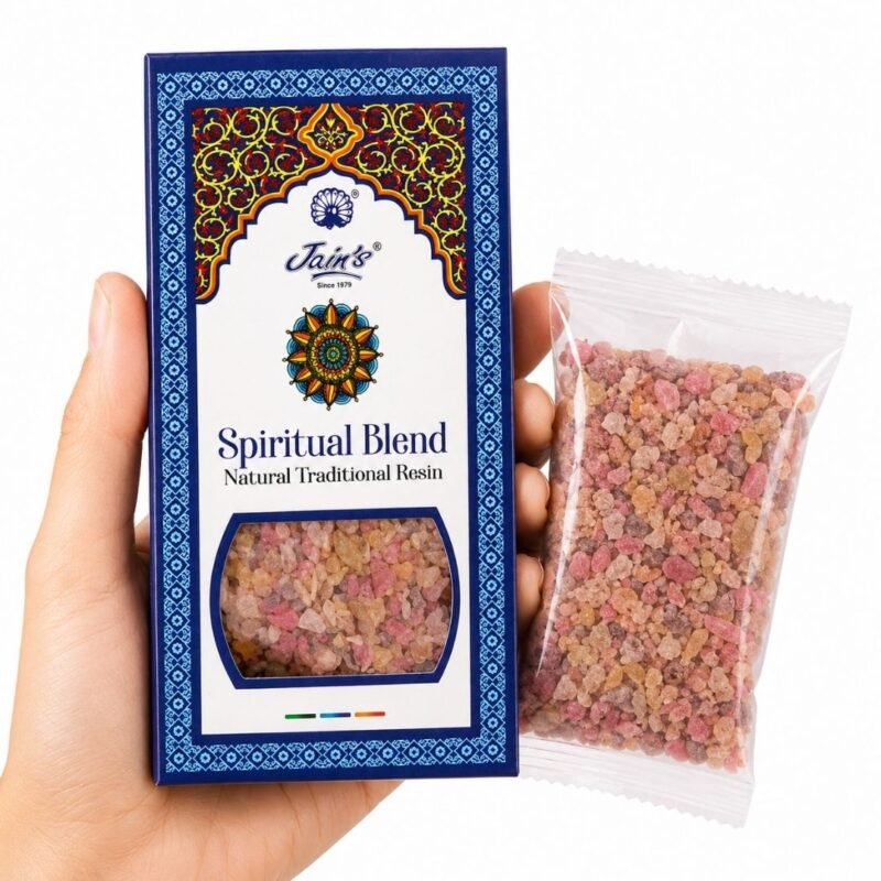 Mano sosteniendo Spiritual Blend Resin de Jain’s con mezcla de resinas aromáticas tradicionales sobre fondo blanco