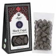 Resina de Copal Negro Black Copal de Jain’s con caja y fragmentos de resina sobre fondo blanco