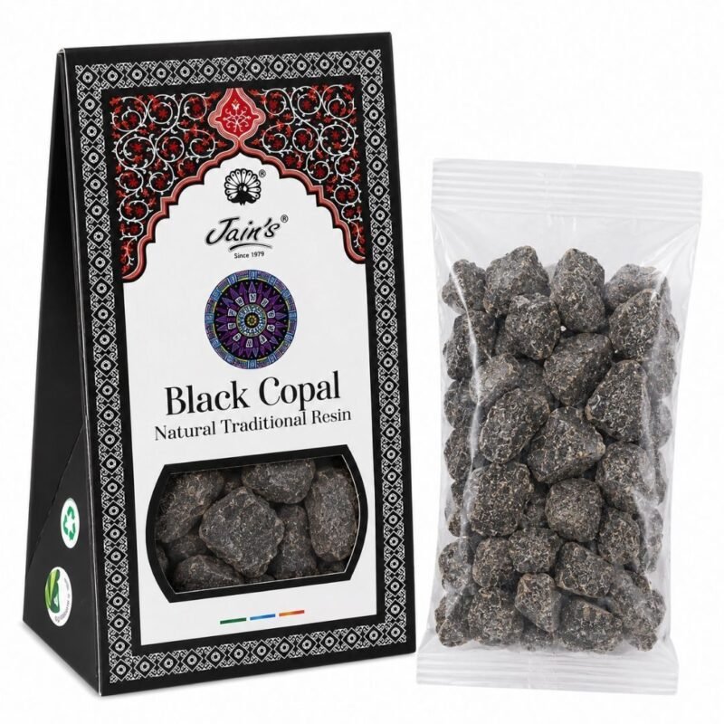 Resina de Copal Negro Black Copal de Jain’s con caja y fragmentos de resina sobre fondo blanco