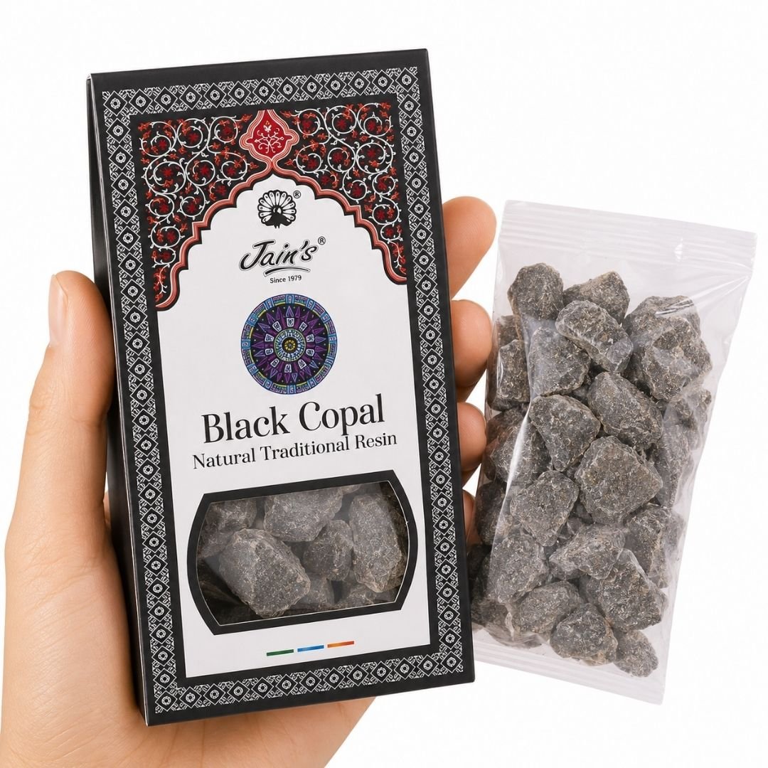 TGL 26 01 - Web - PWP-JAI-0209 - Black Copal Mano sosteniendo Resina de Copal Negro Black Copal de Jain’s con caja y resina sobre fondo blanco