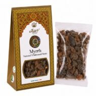 Mirra Myrrh Resin de Jain’s con caja y resina aromática tradicional en fragmentos sobre fondo blanco