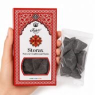 Mano sosteniendo Storax Resin de Jain’s con caja y resina tradicional de estoraque para incienso