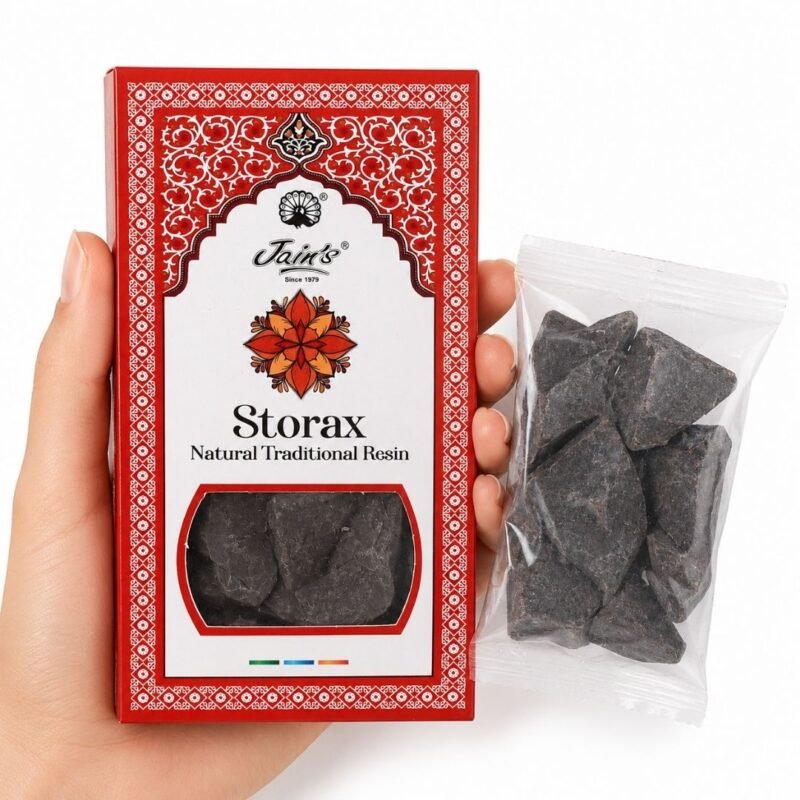 Mano sosteniendo Storax Resin de Jain’s con caja y resina tradicional de estoraque para incienso