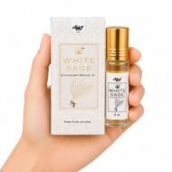 Mano sosteniendo White Sage Attar Jain’s 8 ml con caja, perfume concentrado de salvia blanca sin alcohol