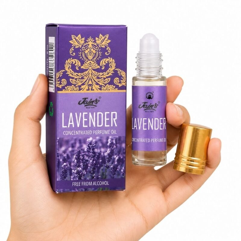 Mano sosteniendo Lavender Attar Jain’s 8 ml con caja, perfume concentrado de lavanda sin alcohol en formato roll-on.